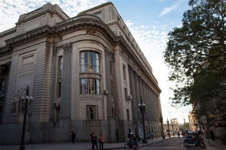 Can foreigners open a bank account in Uruguay?