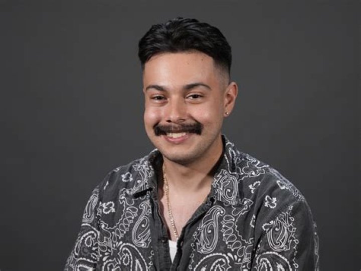 Can I live chat with an IRS agent?