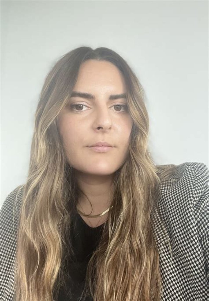 Can I take my wife to USA on work visa?