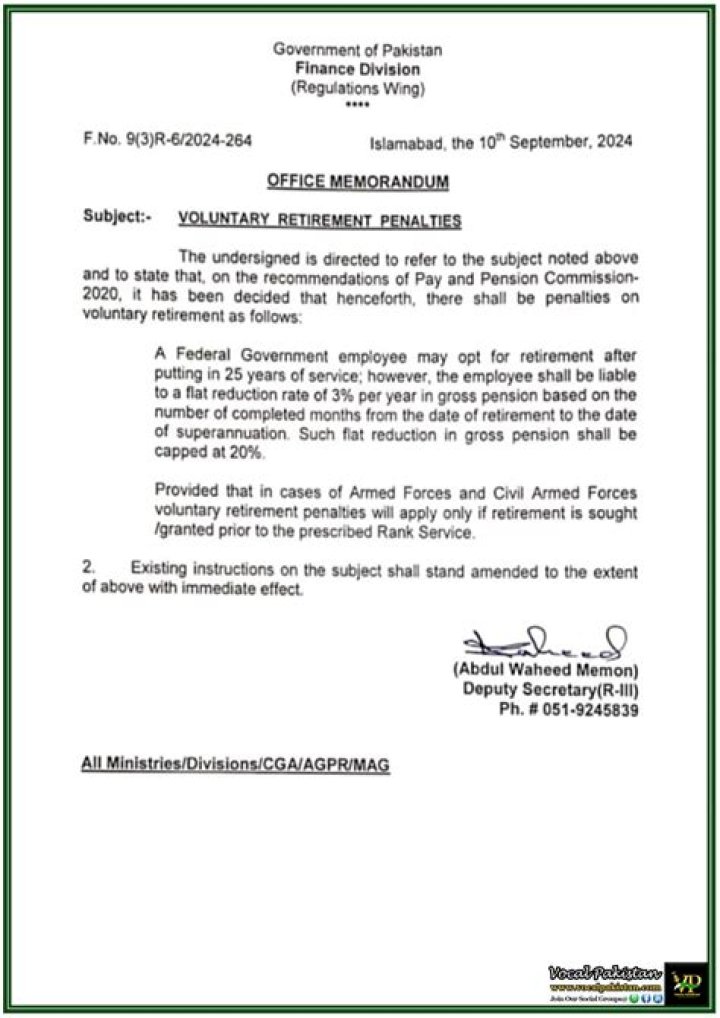 How many years of qualifying service a government employee should complete voluntary retirement?